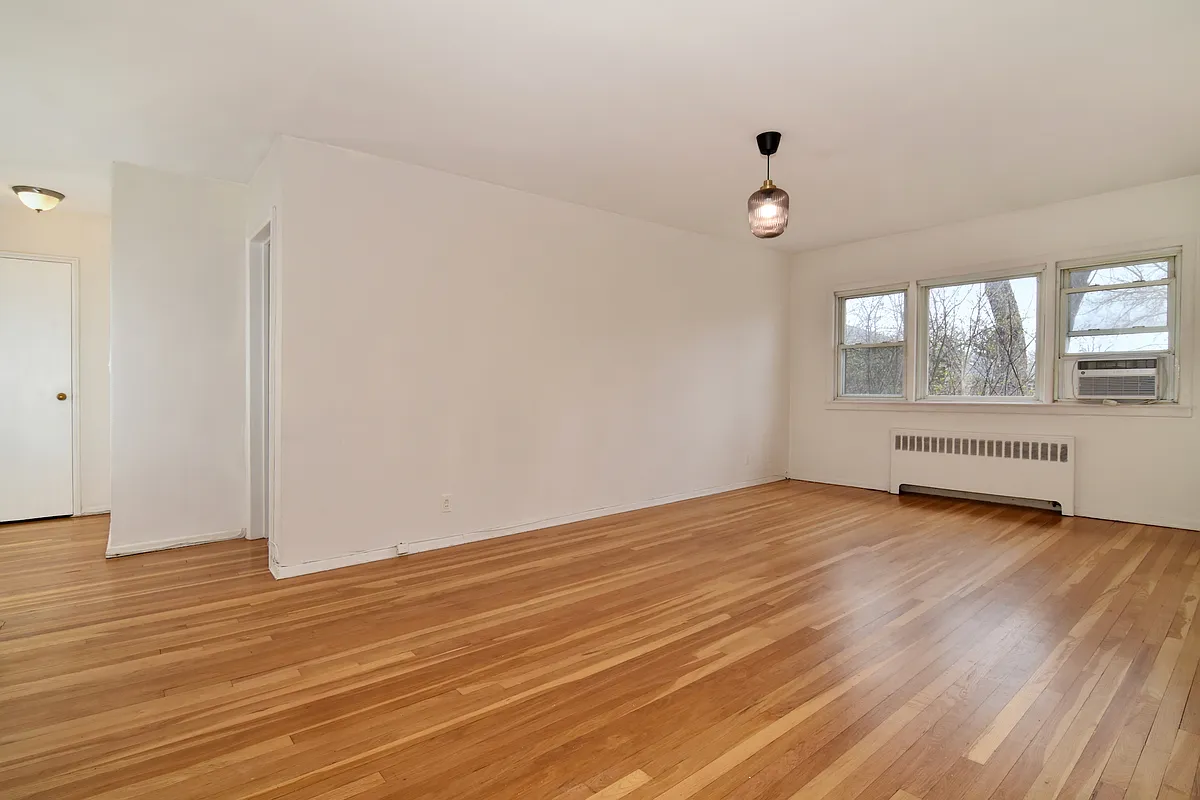 Building Photo - 140 N Broadway #M4