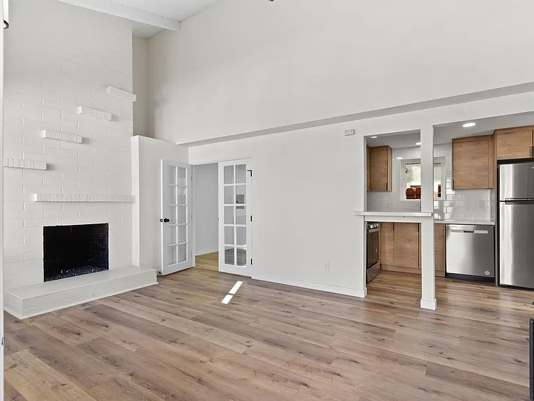 2055 Thomas Ave — Photo 2