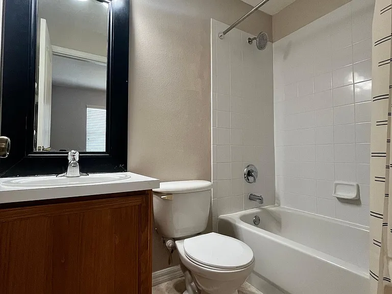 1306 Hampton Park Ln — Photo 7