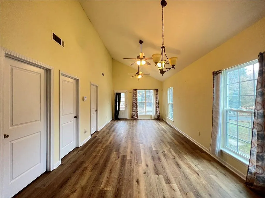 3 bed, 2.0 bath, 1144 sqft, $1,800 — Photo 4