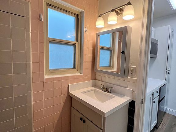 5th image of 1828 Victorian Ave #10