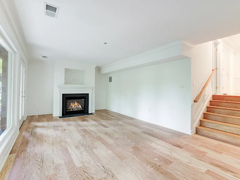1332 N Oak St — Photo 28
