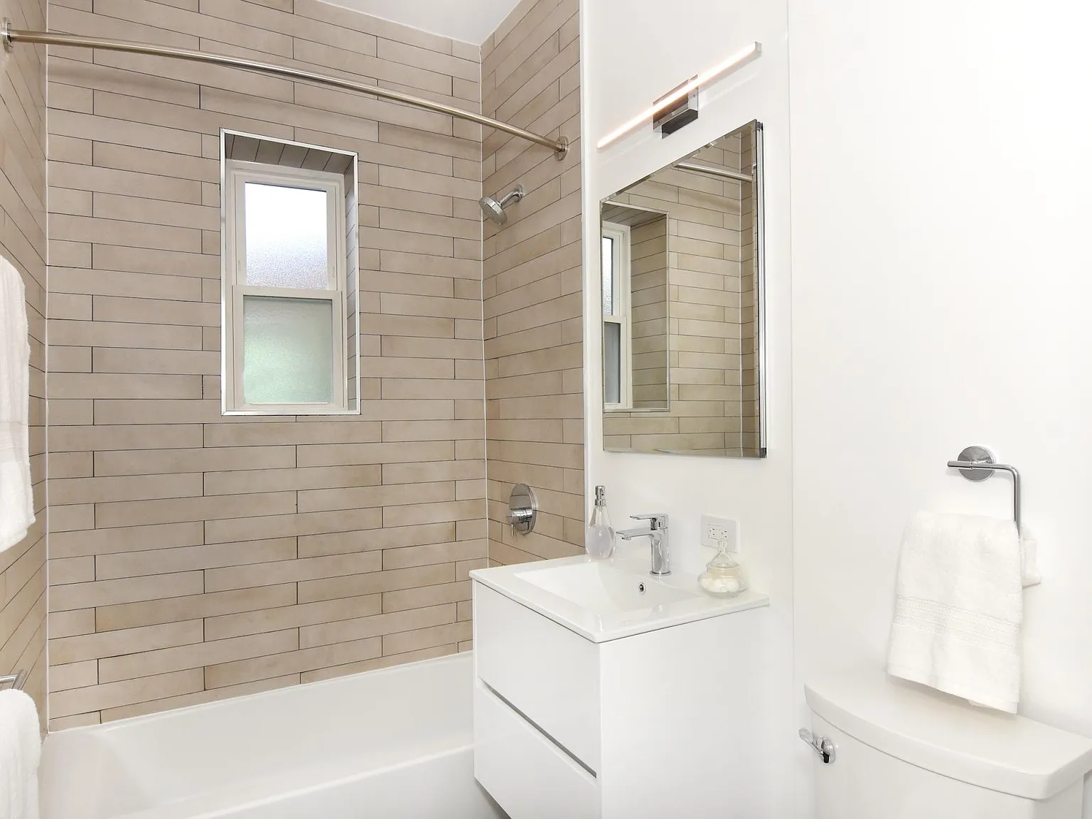 1 bed, 716 sqft, $2,975 — Photo 4