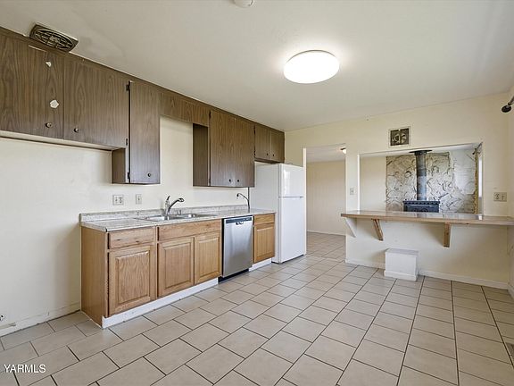 5th image of 303 W 9th St