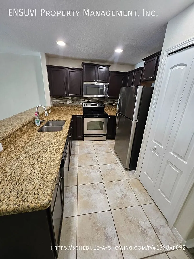 2 Bedroom 2.5 Bathroom Beautiful Townhouse — Photo 4