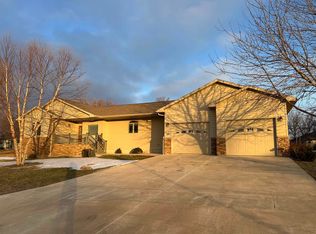 1020 S Dewald St, Freeman, SD 57029