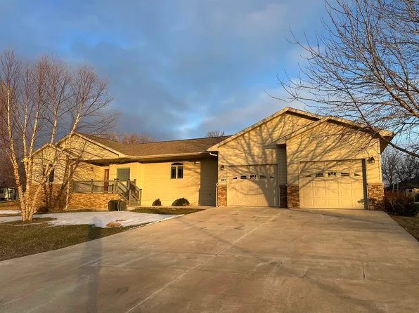 1020 S Dewald St, Freeman, SD 57029