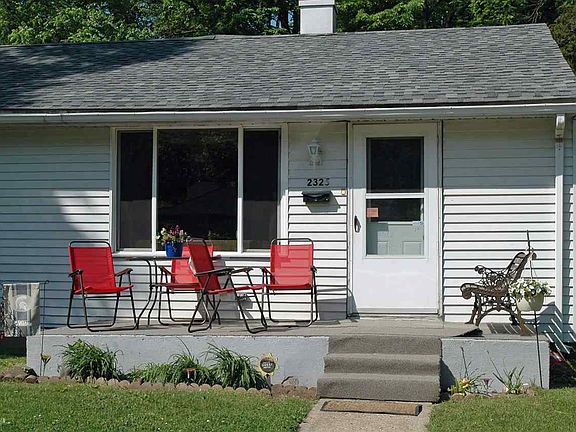 2nd image of 2325 Hollywood Pl