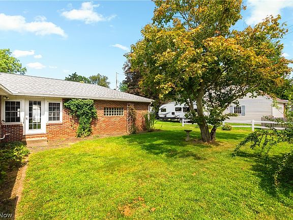 4th image of 2133 Burbank Rd