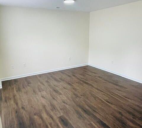 3rd image of 302 Comanche Trail