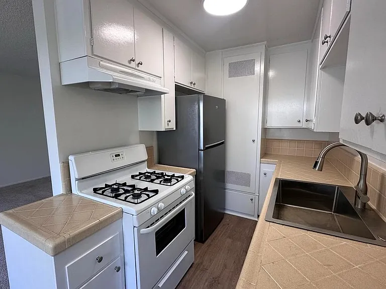 1219 Barry Ave #3 — Photo 6