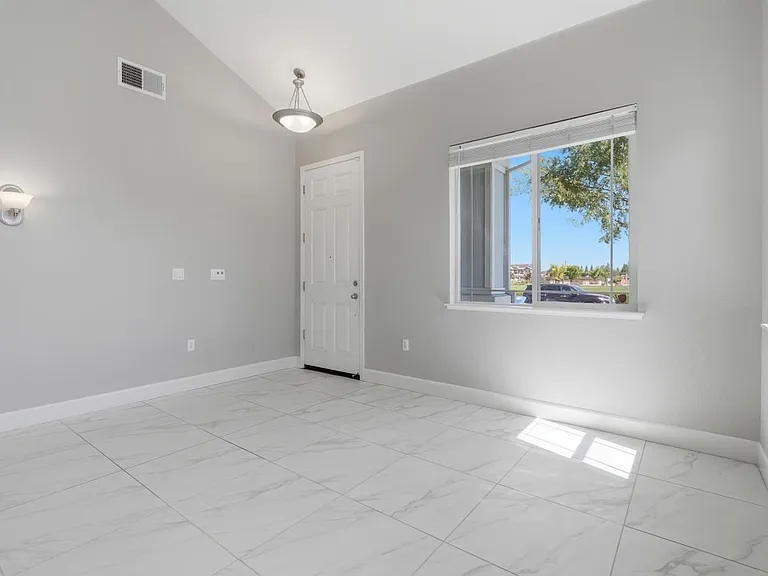 453 Diamond Peak Ln — Photo 7