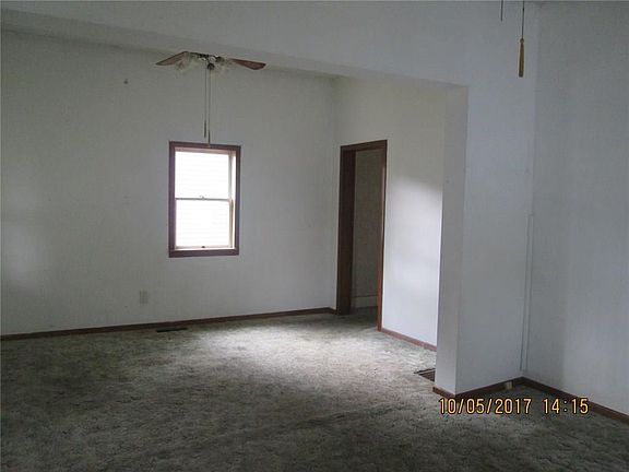 3rd image of 610 E College St