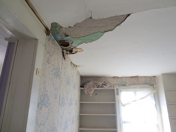4th image of 709 Commercial Ave