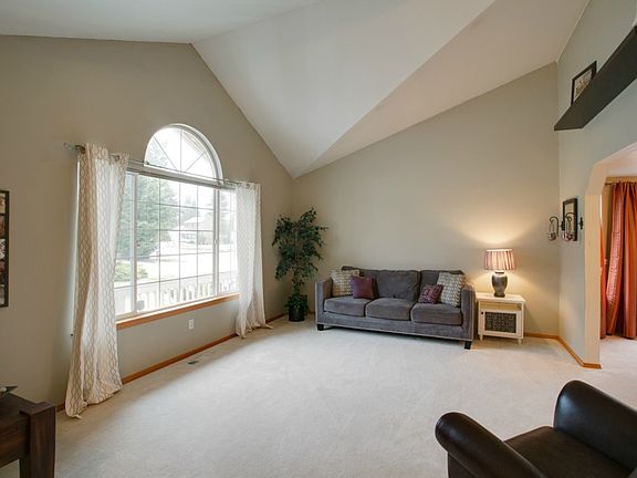 5th image of 11914 216th Avenue Ct E