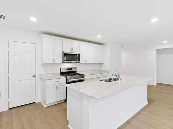 Eat-in island in kitchen