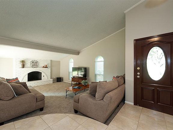2nd image of 1307 Iris Ln