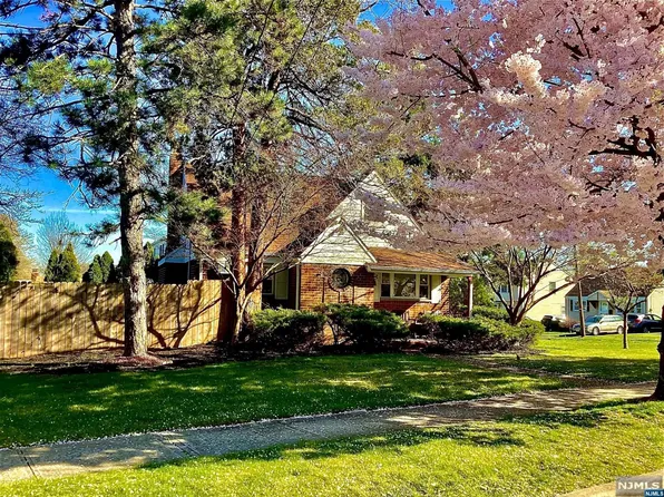 17 White Oak Dr, Lodi, NJ 07644