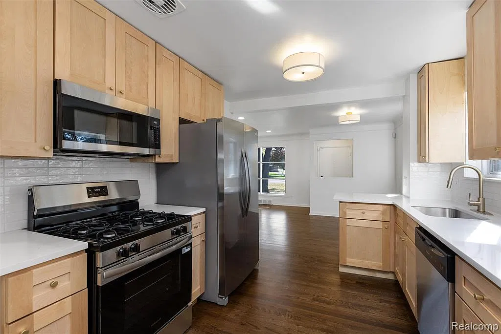 3 bed, 1.5 bath, 2290 sqft, $2,950 — Photo 4
