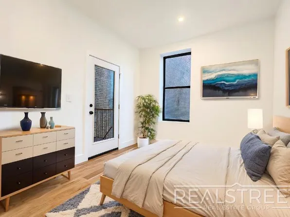 522 Eastern Parkway image 5 of 8