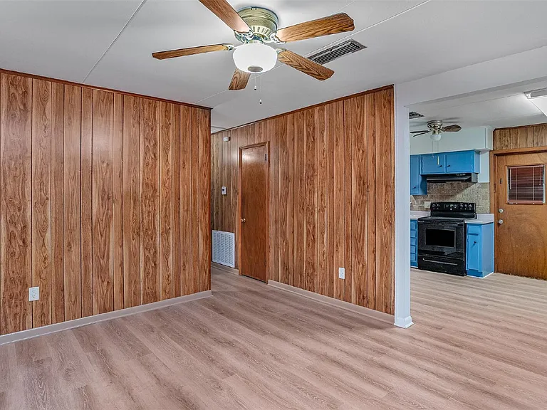 1101 Shirley Ln — Photo 4