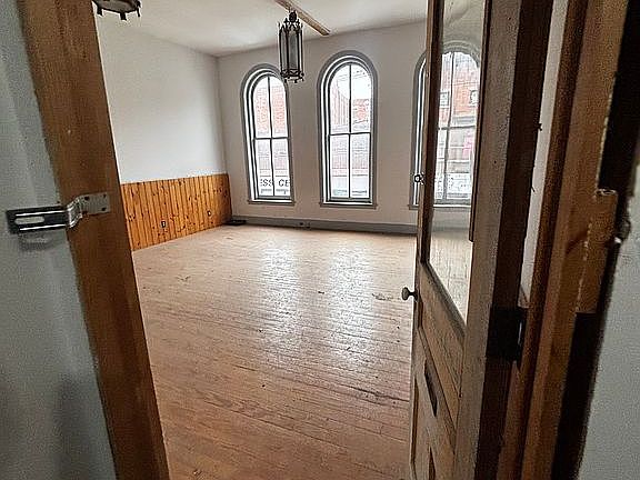 5th image of 314 Broad St