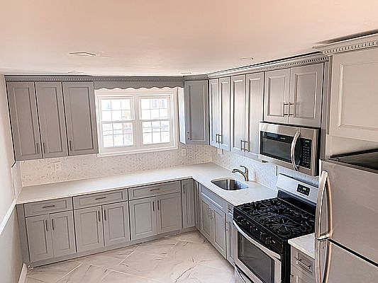 1st image of 942 E 89th St Floor 2