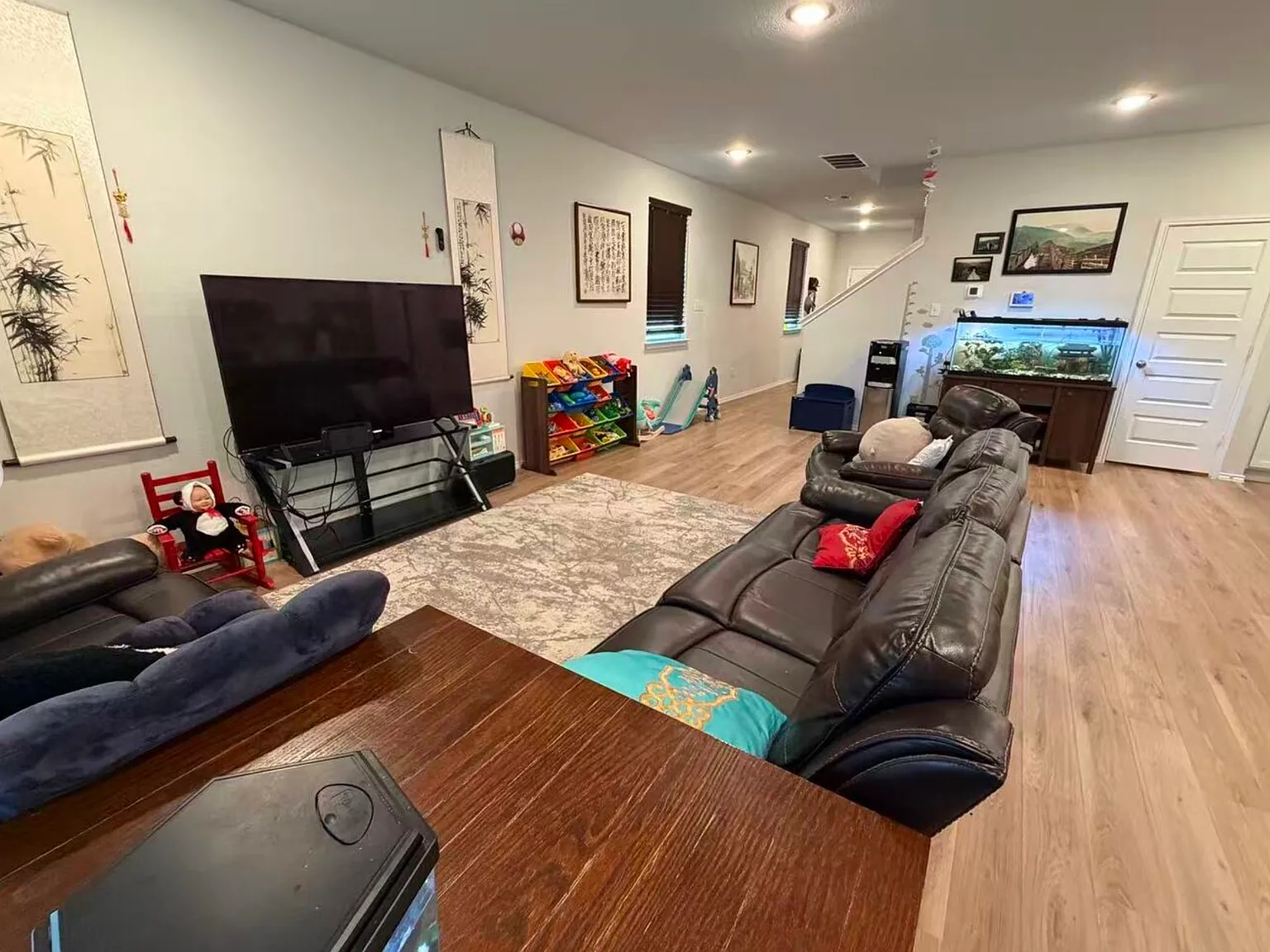 4 bed, 2400 sqft, $1,900 — Photo 3