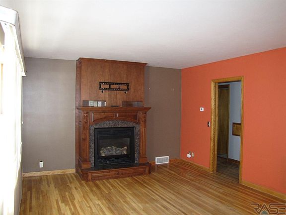 2nd image of 107 E Crawford St