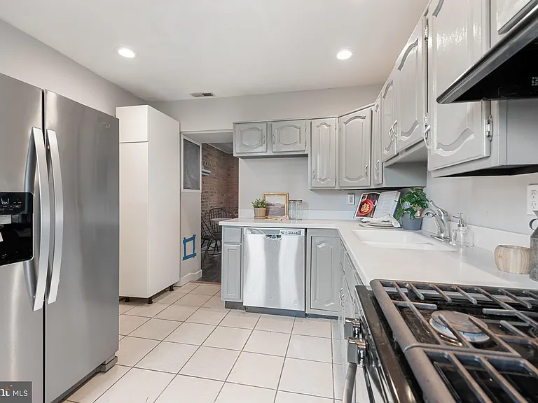 130 E Randall St — Photo 19