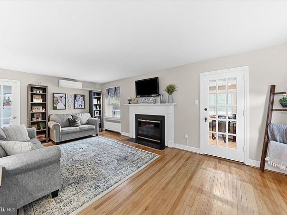 4th image of 940 Turner Ave