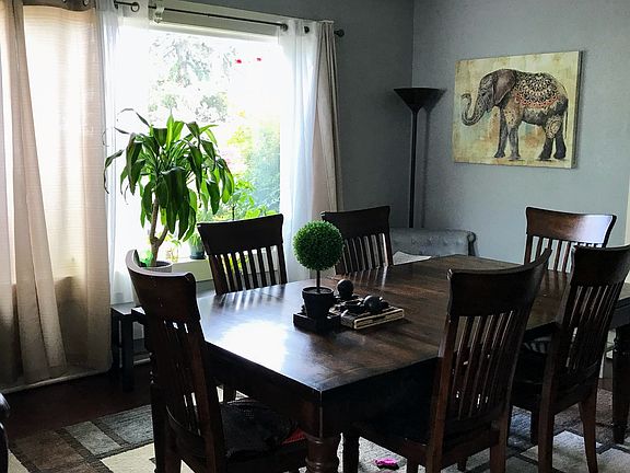 Dining room
Seats 6
Large window