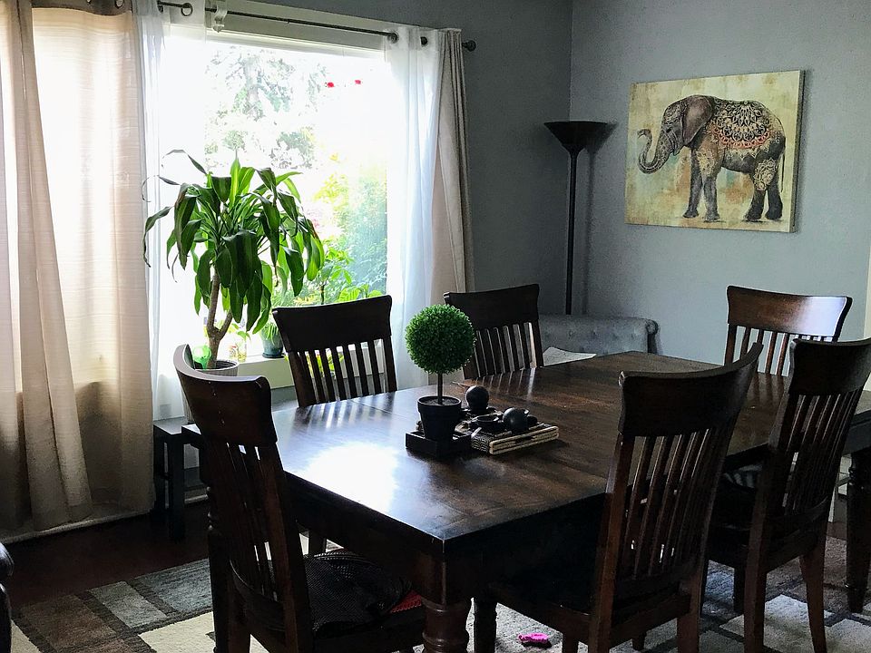 Dining room
Seats 6
Large window