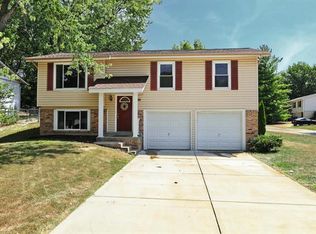 40 Oak Forest Dr, Saint Peters, MO