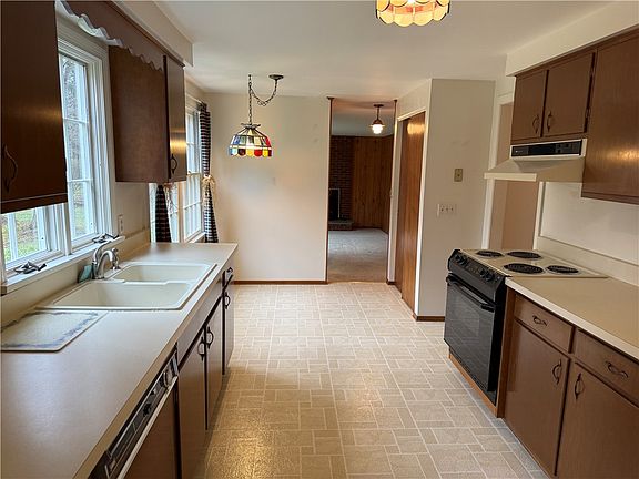 5th image of 20 White Birch Cir
