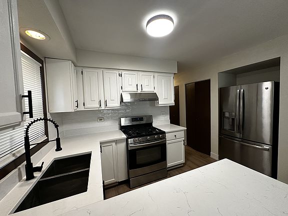 Kitchen with quartz countertop