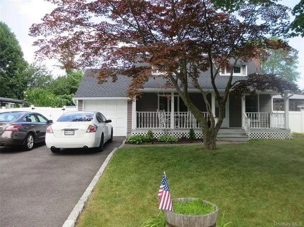 3 Elgar St, East Northport, NY 11731