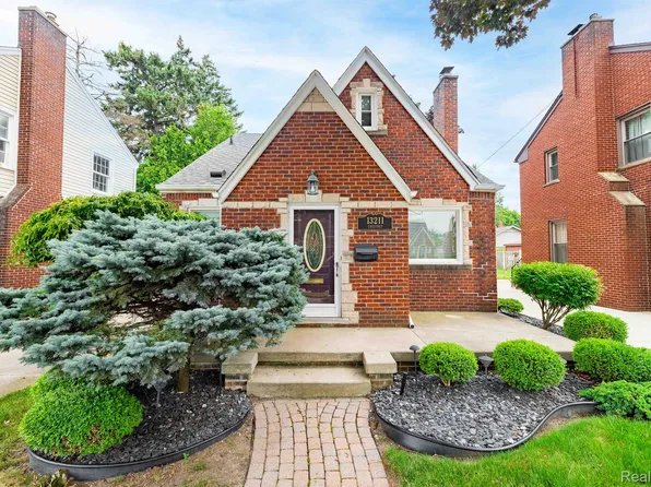13211 Chestnut St, Southgate, MI 48195