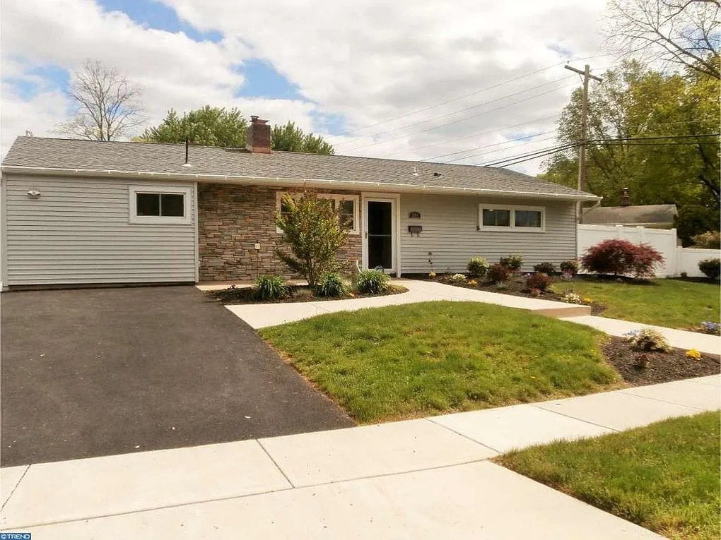 291 Oaktree Dr photo 1