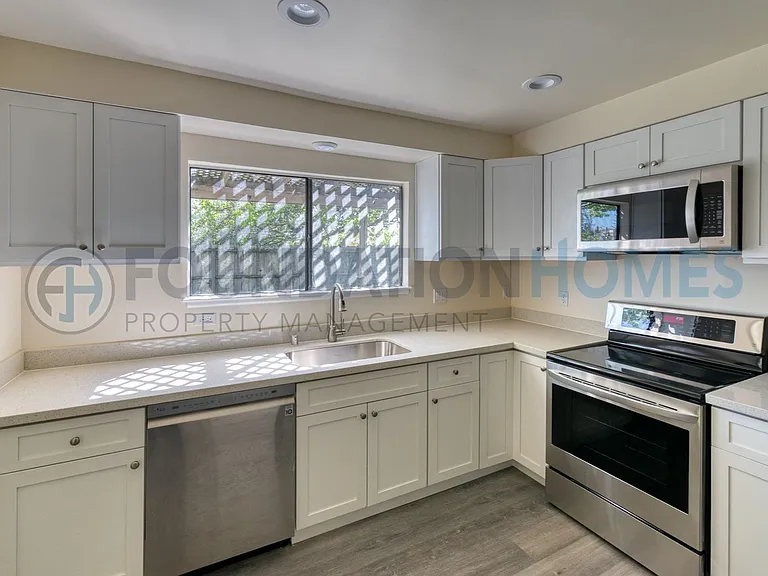 404 San Marin Dr — Photo 3