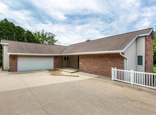16368 Country Club Dr, Peosta, IA 52068