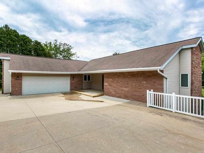 16368 Country Club Dr, Peosta, IA, 52068