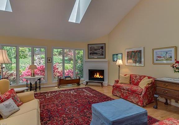 3rd image of 105 Brookside Dr