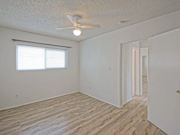 2307 Carnegie Ln — Photo 15
