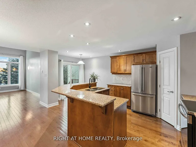 130 Tandalee Cres — Photo 4