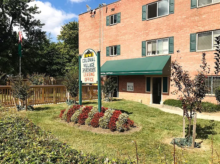 Colonial Village Apartments — Photo 3