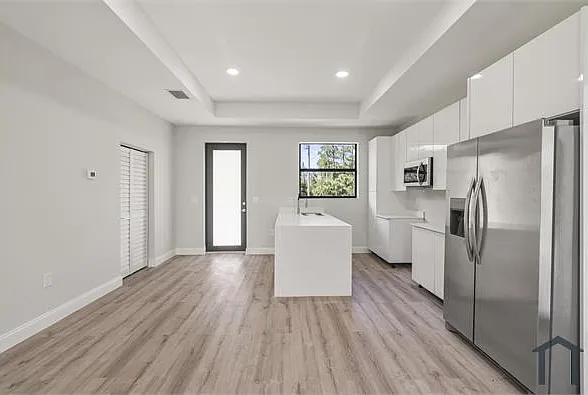 934 Binkley St E — Photo 2