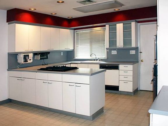 MODERN EAT-IN KITCHEN