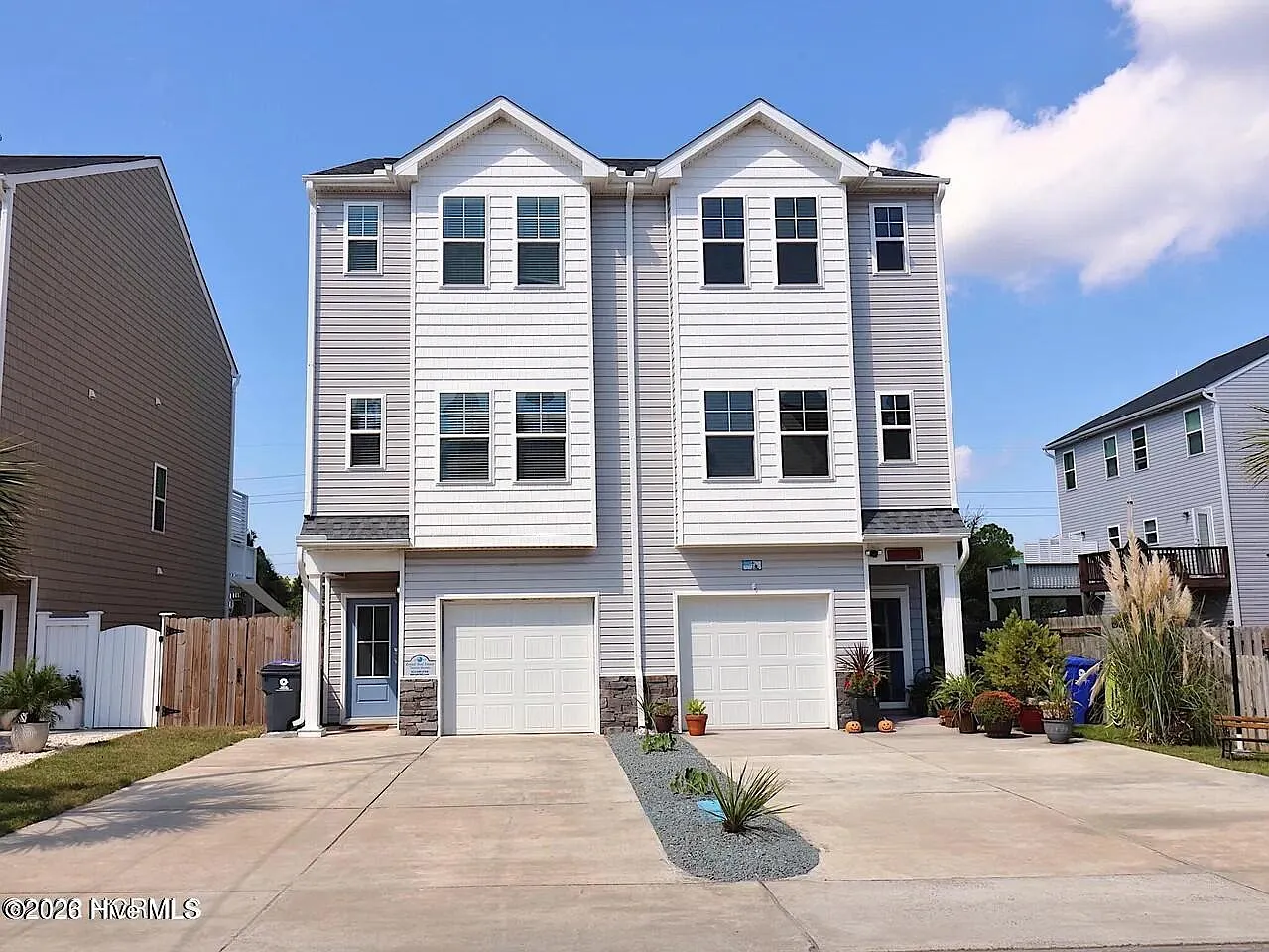 3 bed, 3.5 bath, 1901 sqft, $2,900 — Photo 1