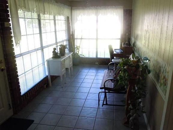 5th image of 211 Arlington Pl